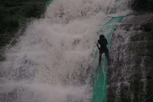 29028 Adventure World - Waterfall Rappling 1